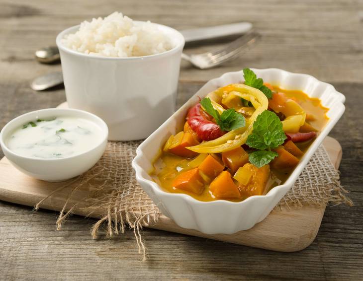 Kürbis-Karotten-Pfefferoni-Curry mit Minze-Joghurt-Dip Kürbis-Karotten-Pfefferoni-Curry mit Minze-Joghurt-Dip