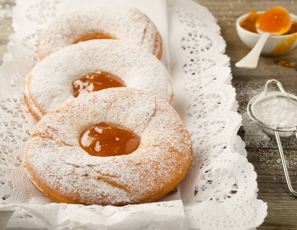 Bauernkrapfen mit Marillenmarmelade Bauernkrapfen mit Marillenmarmelade