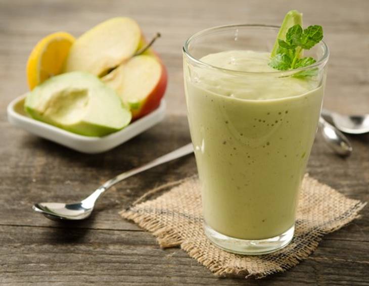 Buttermilch-Avocado-Apfel Smoothie