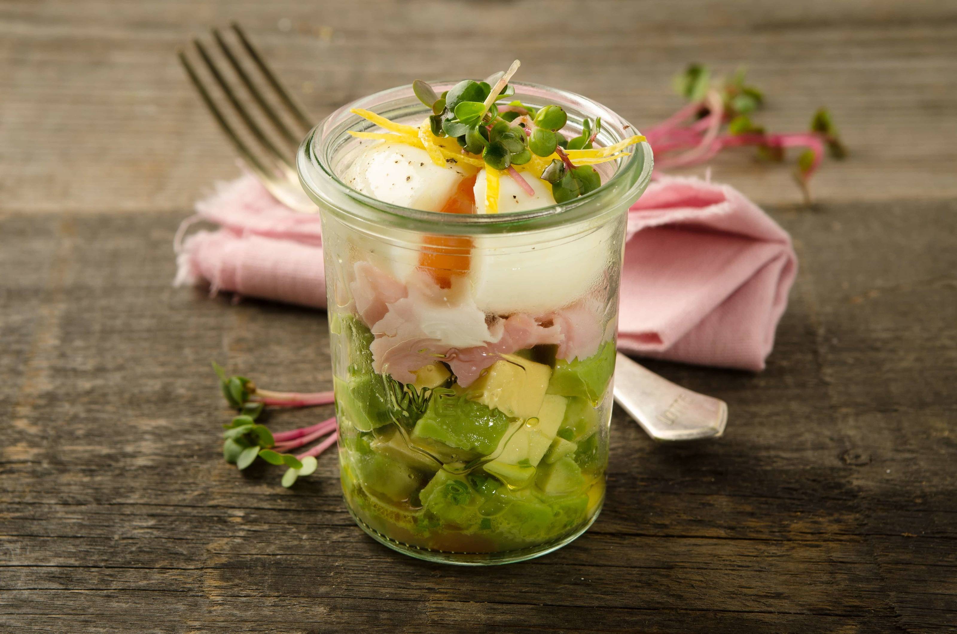 Ei im Glas auf Schinken-Avocado-Bett Rezept