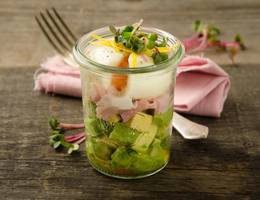 Ei im Glas auf Schinken-Avocado-Bett Ei im Glas auf Schinken-Avocado-Bett