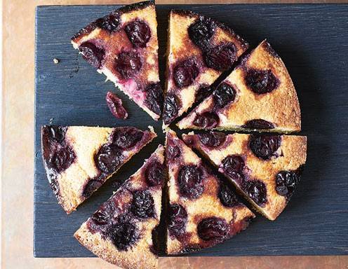 Ghee-Kuchen mit Kirschen und gemahlenen Mandeln