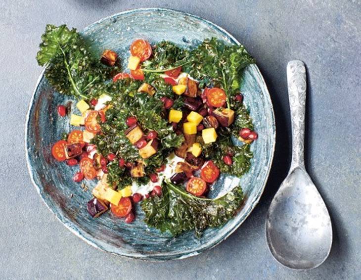 Salat mit Bhuna-Aubergine und knusprigem Grünkohl Salat mit Bhuna-Aubergine und knusprigem Grünkohl
