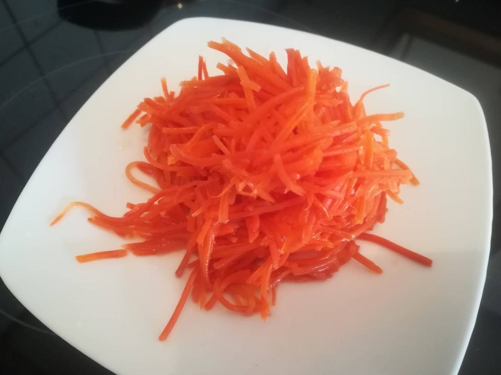 Salat aus geraspelten Karotten