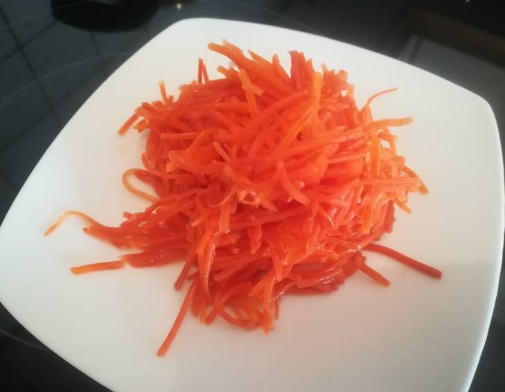 Salat aus geraspelten Karotten Salat aus geraspelten Karotten