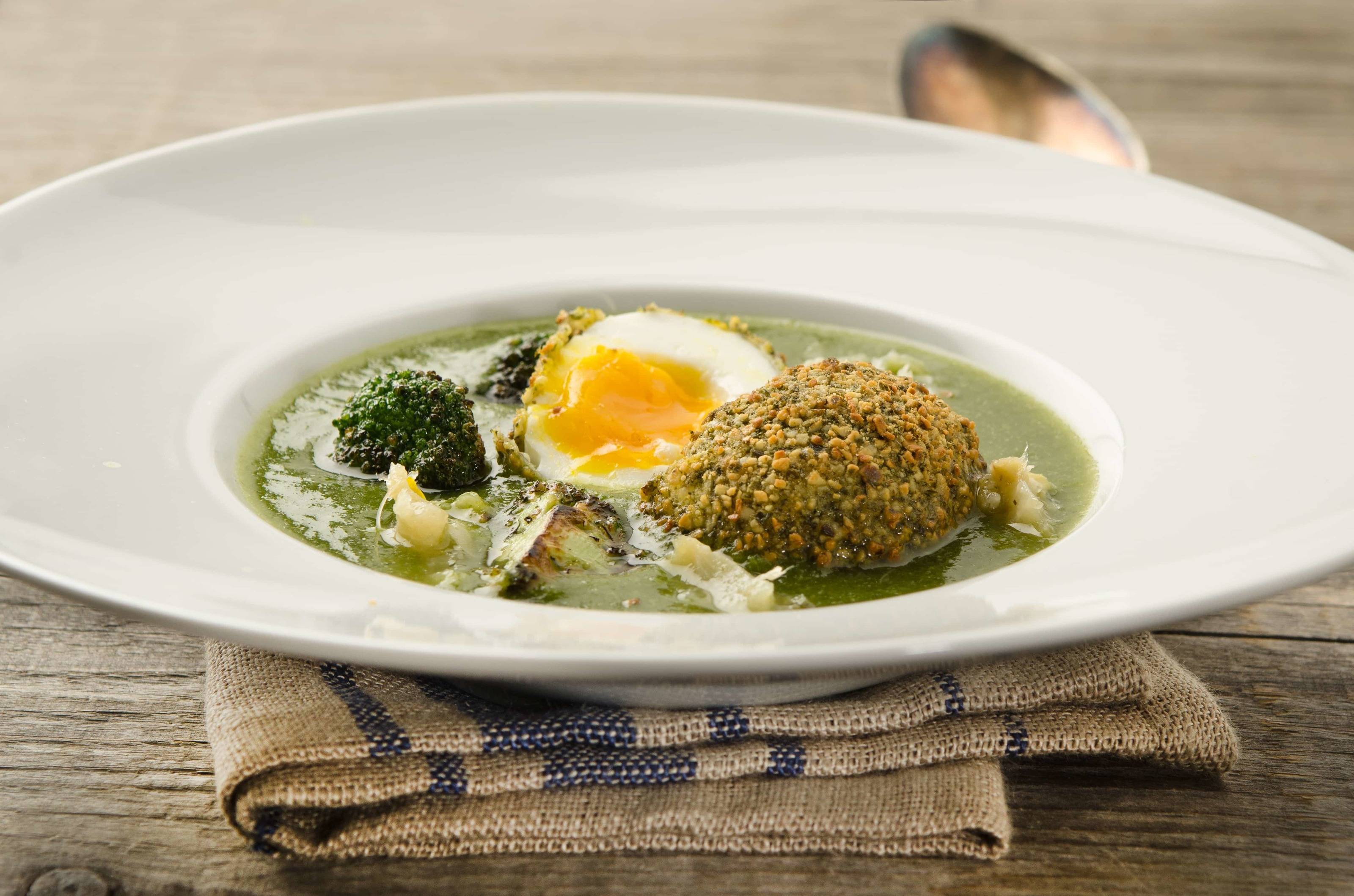 Brokkoli-Suppe mit gebackenem Ei