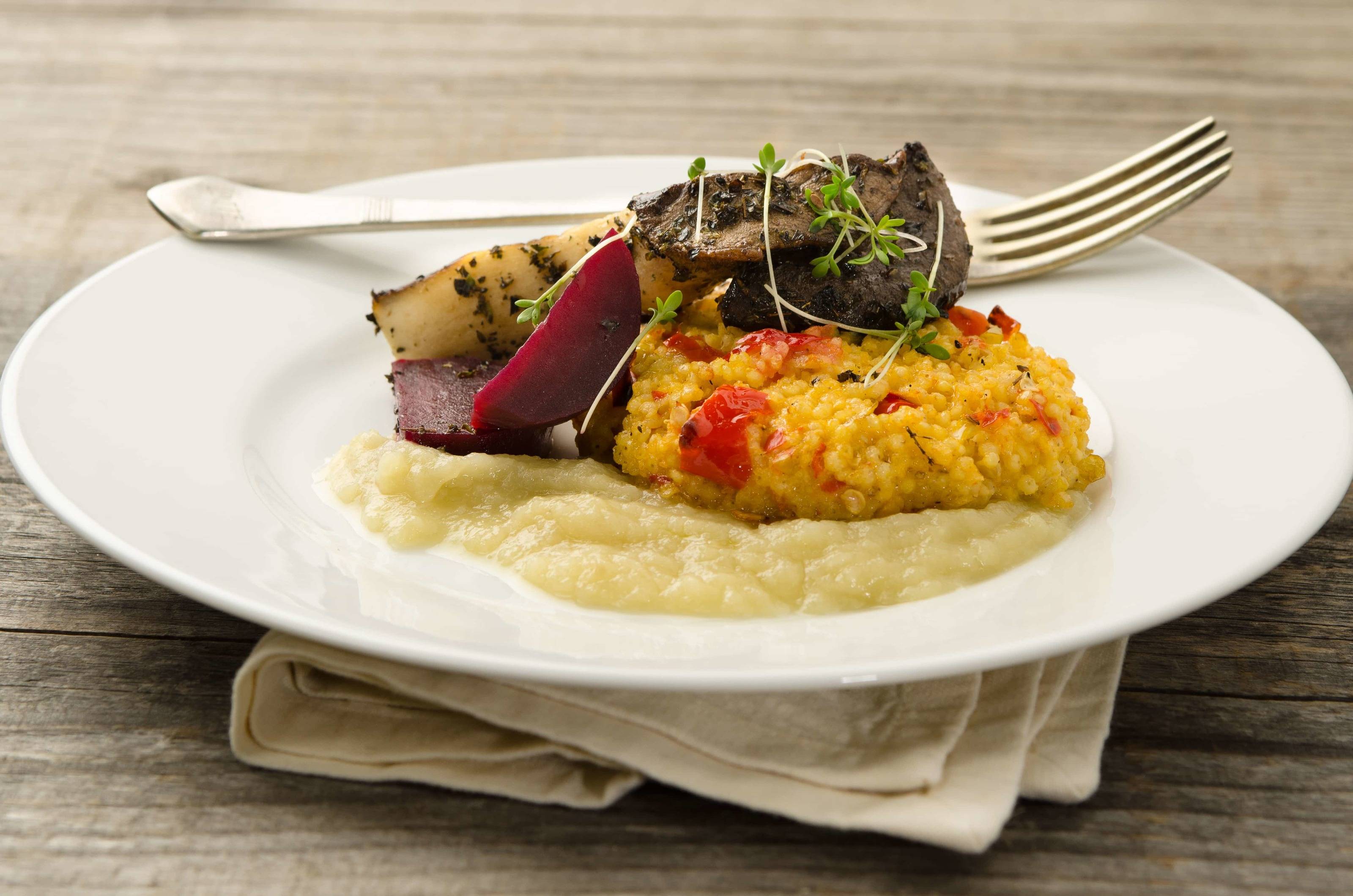 Hirselaibchen mit Zwiebelpüree, Roten Rüben und Kräuterseitlingen