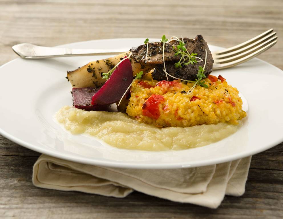 Hirselaibchen mit Zwiebelpüree, Roten Rüben und Kräuterseitlingen Hirselaibchen mit Zwiebelpüree, Roten Rüben und Kräuterseitlingen