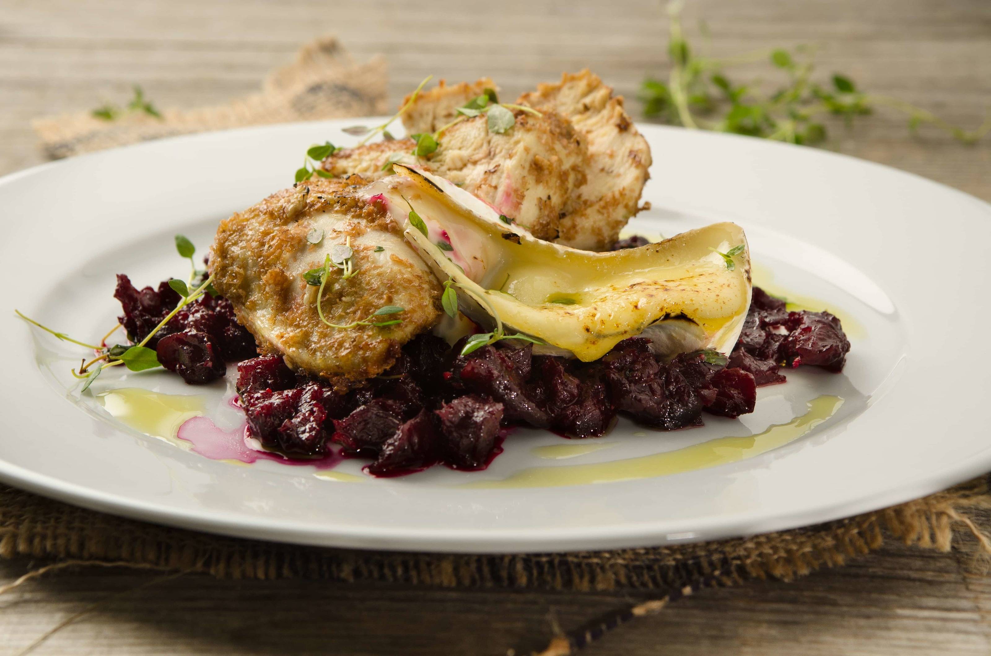 Hühnerfilet mit Brie auf Thymian-Roten-Rüben