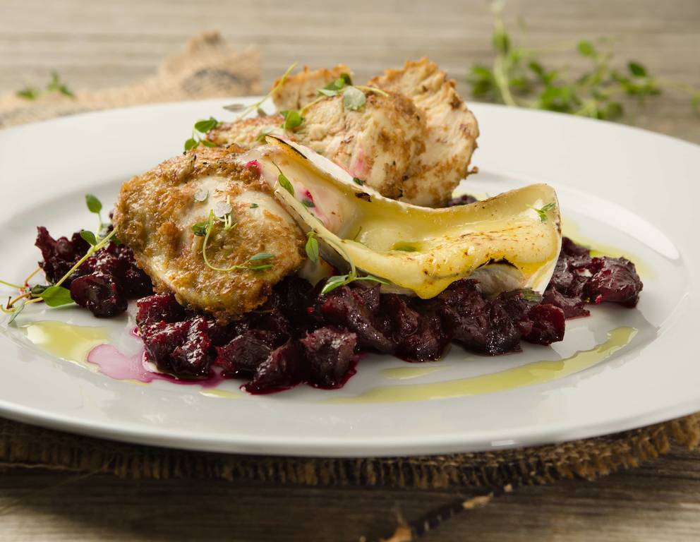 Hühnerfilet mit Brie auf Thymian-Roten-Rüben Hühnerfilet mit Brie auf Thymian-Roten-Rüben