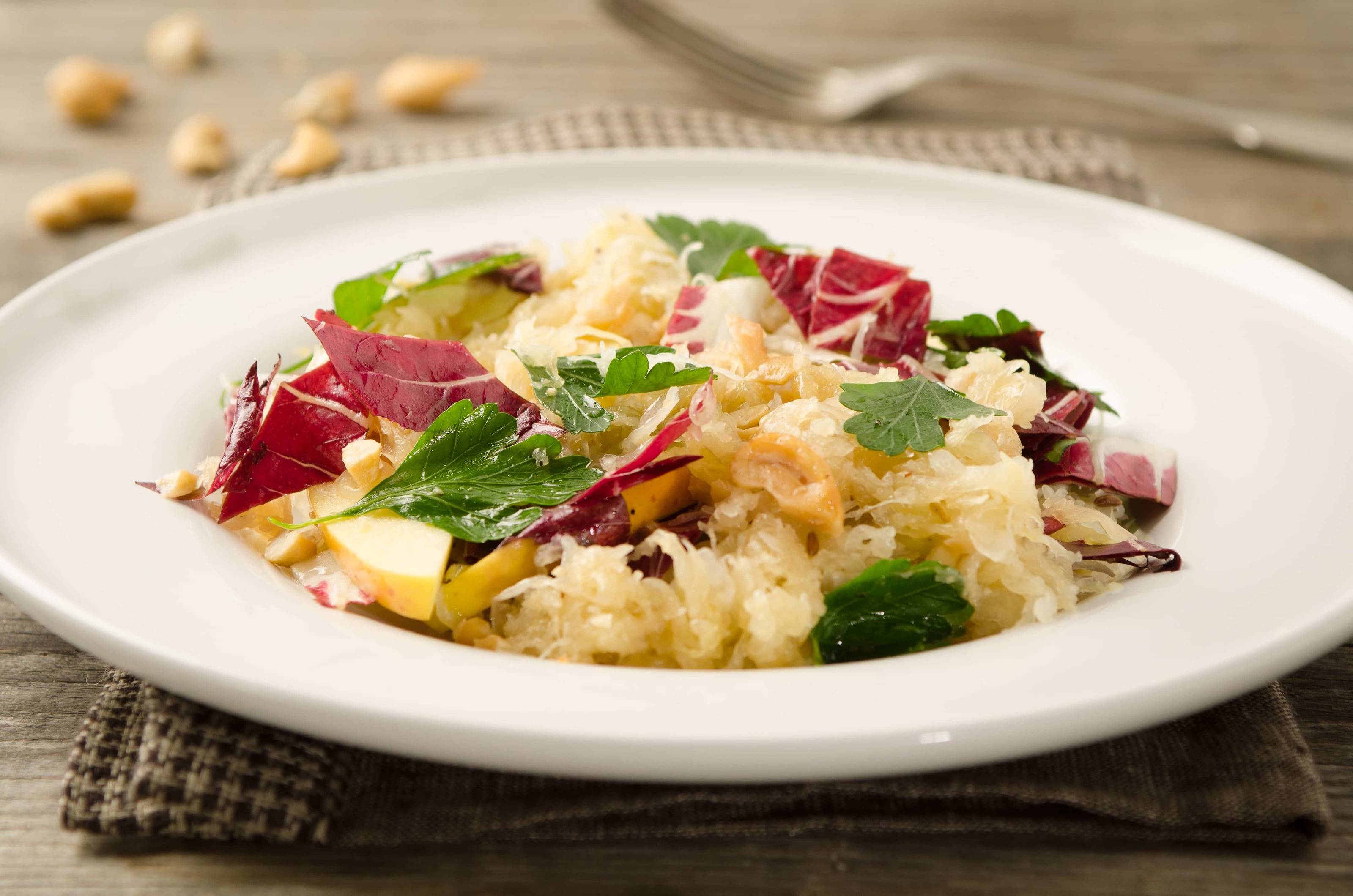 Sauerkraut-Radicchio-Salat mit Apfel-Dressing