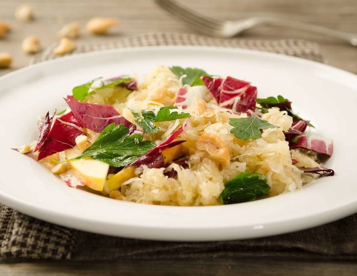 Sauerkraut-Radicchio-Salat mit Apfel-Dressing Sauerkraut-Radicchio-Salat mit Apfel-Dressing