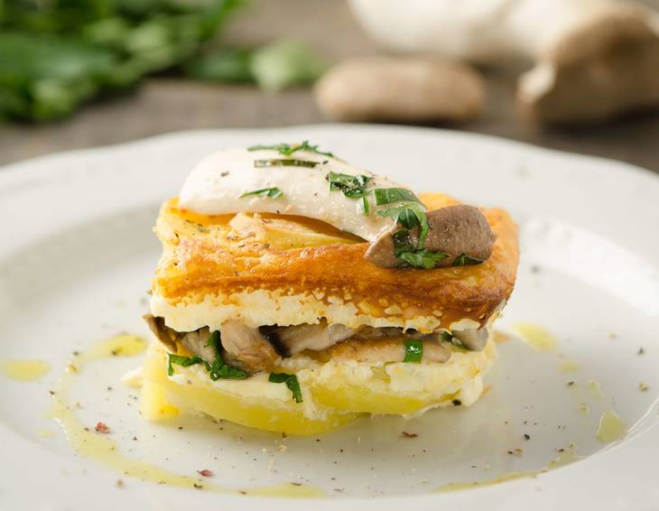 Cremiger Pilz-Kartoffelauflauf mit Bergkäse Cremiger Pilz-Kartoffelauflauf mit Bergkäse