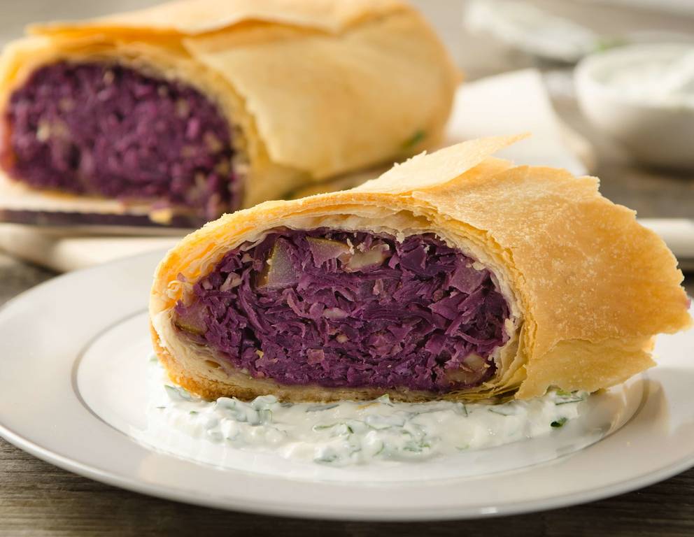 Rotkraut-Strudel mit Kräuterrahm Rotkraut-Strudel mit Kräuterrahm