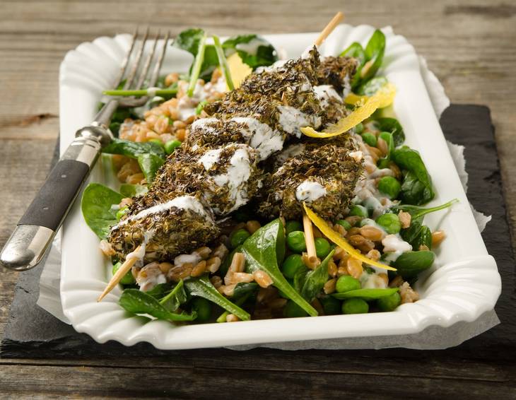 Hühner-Spieße auf Dinkel-Gemüse-Salat Hühner-Spieße auf Dinkel-Gemüse-Salat