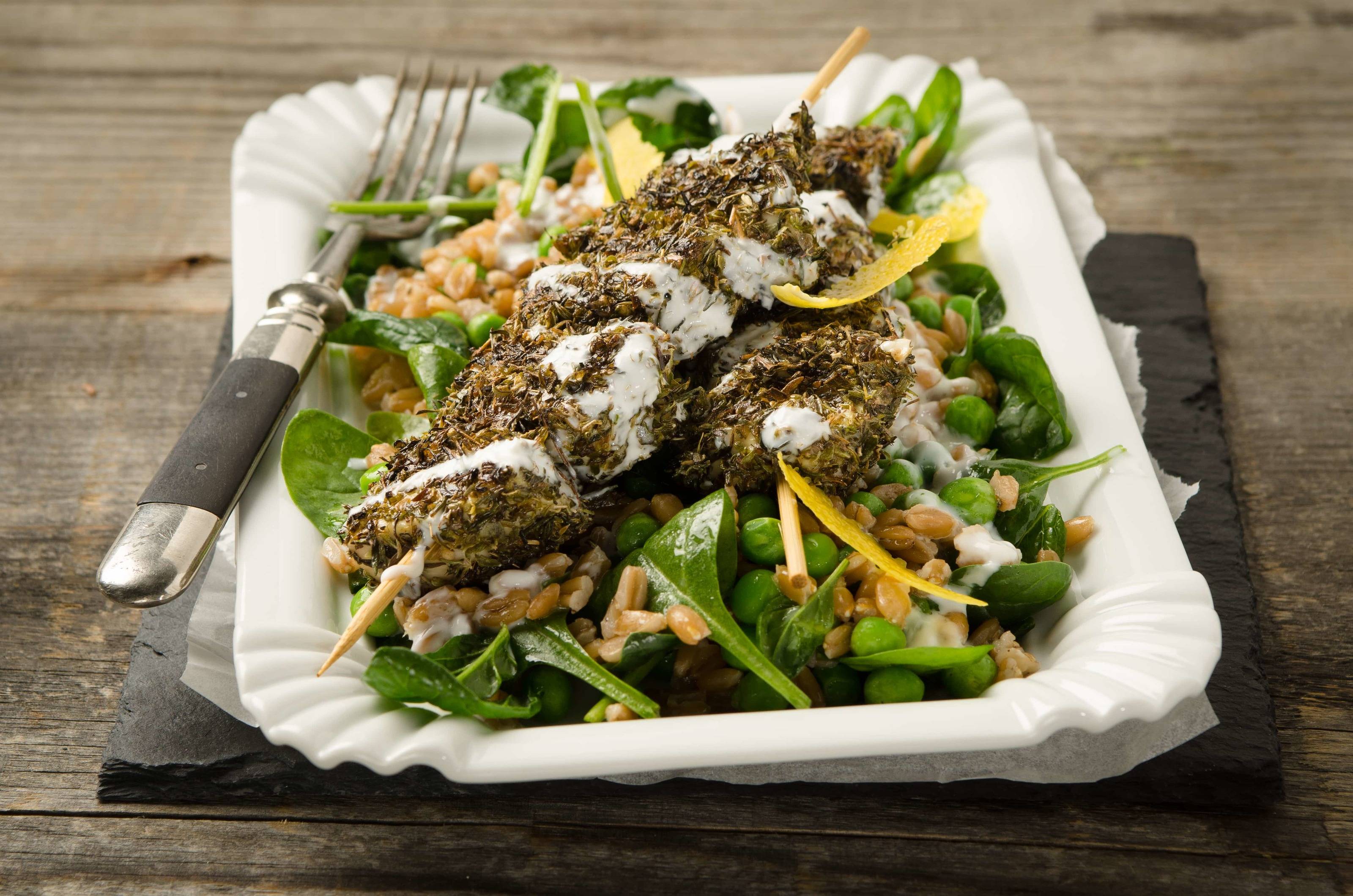 Hühner-Spieße auf Dinkel-Gemüse-Salat Rezept - ichkoche.de Hühner-Spieße auf Dinkel-Gemüse-Salat Rezept - ichkoche.de