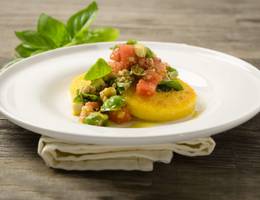 Maisgrieß-Laibchen mit Avocado-Melonen-Salsa Maisgrieß-Laibchen mit Avocado-Melonen-Salsa