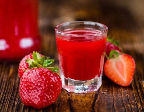 Selbstgemachter Erdbeerlikör Rezept - ichkoche.de