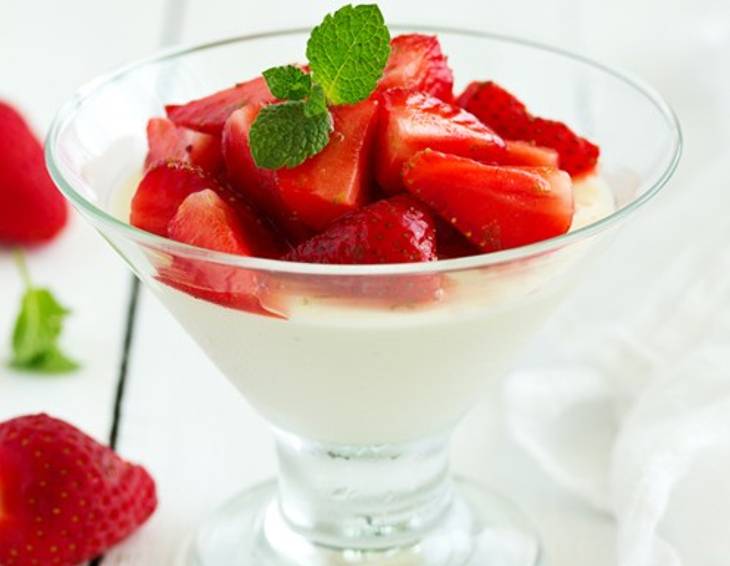 Rooibos Panna Cotta mit Erdbeer-Minze-Salat Rooibos Panna Cotta mit Erdbeer-Minze-Salat