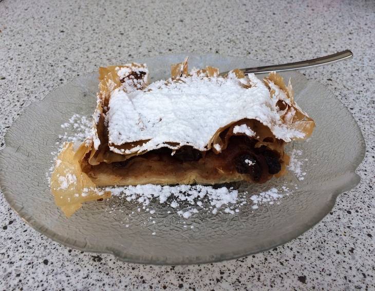 Apfelstrudel mit Pinienkernen