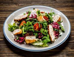 Sommersalat mit Putenstreifen Sommersalat mit Putenstreifen
