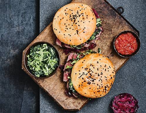Beiried-Burger mit Apfelessig-Zwiebeln Rezept