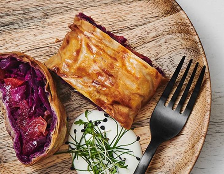 Rotkraut-Walnussstrudel mit Äpfeln auf Kresse-Rahmsauce