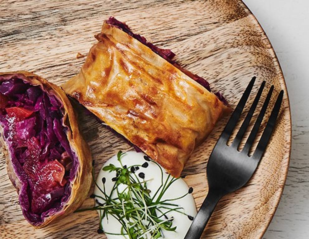 Rotkraut-Walnussstrudel mit Äpfeln auf Kresse-Rahmsauce Rotkraut-Walnussstrudel mit Äpfeln auf Kresse-Rahmsauce