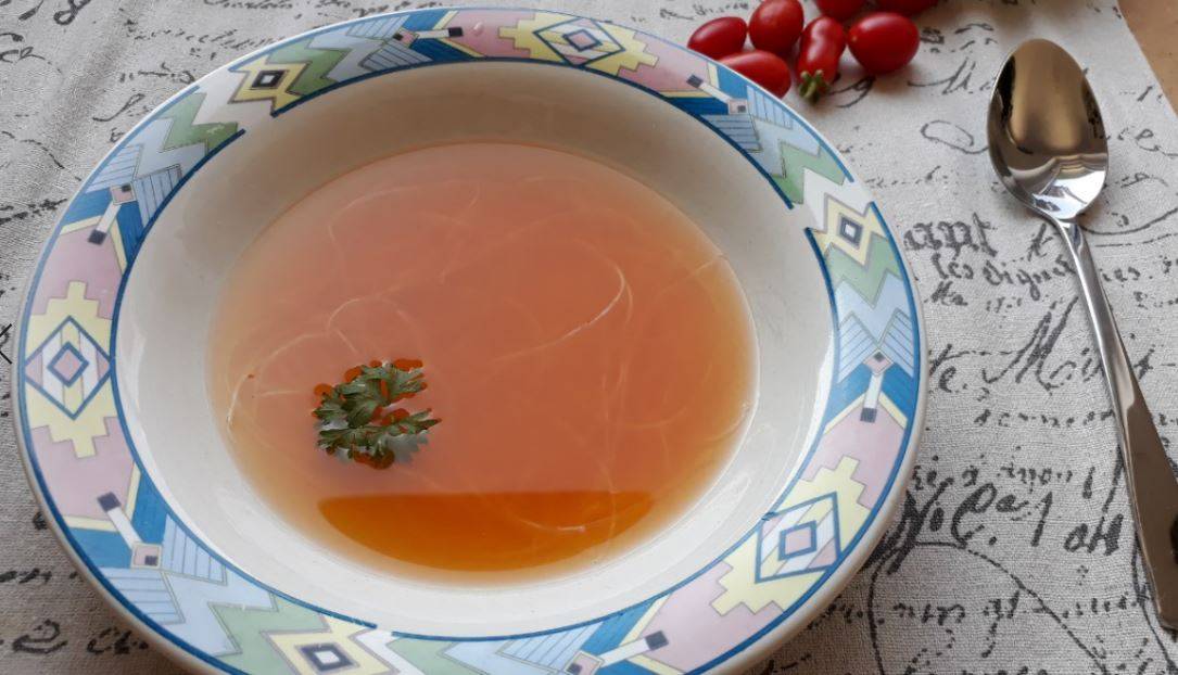 Einfache klare Tomatenessenz Rezept - ichkoche.at