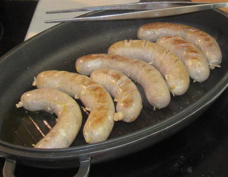 Selbst gemachte Bratwurst Selbst gemachte Bratwurst