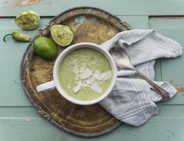 Kalte Avocadosuppe mit Gurke, Paprika und Kokosnuss Kalte Avocadosuppe mit Gurke, Paprika und Kokosnuss