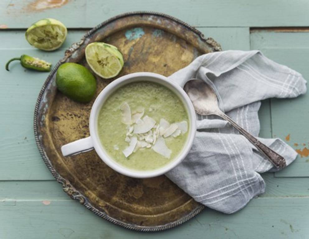 Kalte Avocadosuppe mit Gurke, Paprika und Kokosnuss Kalte Avocadosuppe mit Gurke, Paprika und Kokosnuss