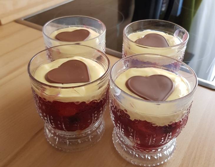 Beeren-Pudding-Dessert im Glas