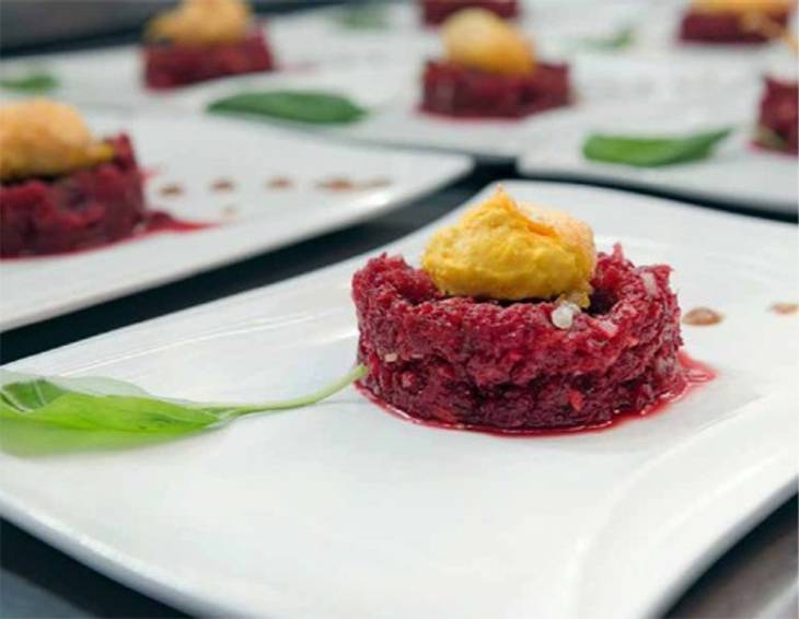 Rote Rüben Tatar mit frittiertem Eidotter Rote Rüben Tatar mit frittiertem Eidotter