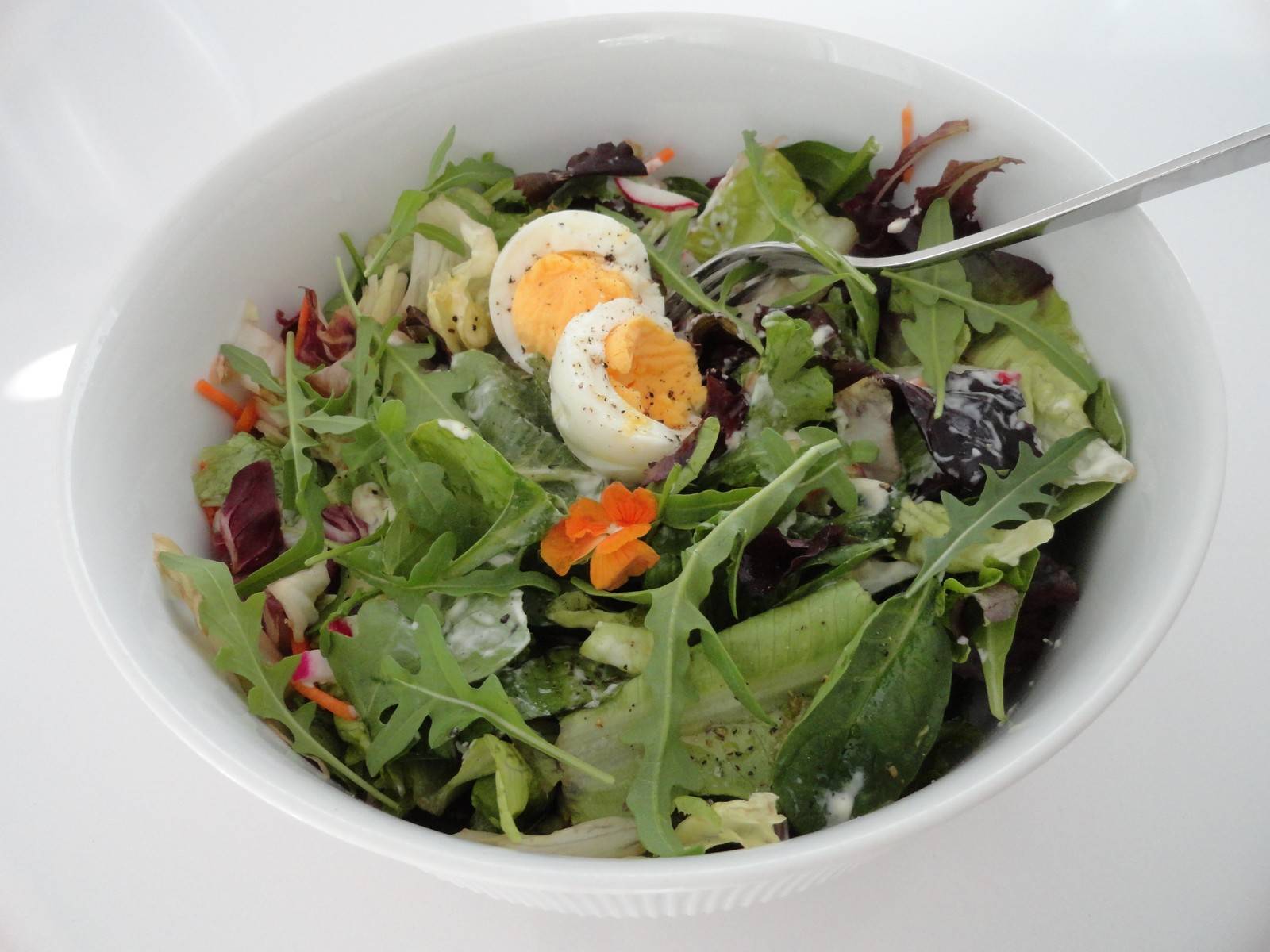 Frischer Salat mit Joghurtdressing Rezept - ichkoche.ch