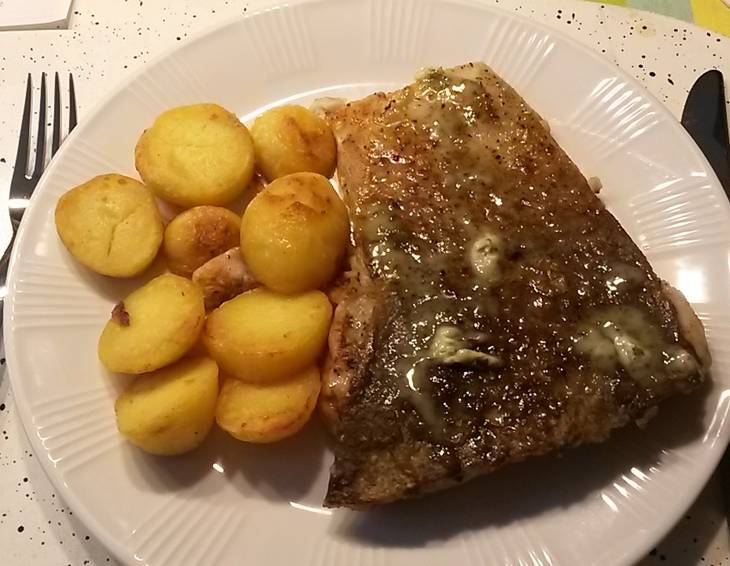 Gegrilltes Fischfilet mit Bratkartoffeln