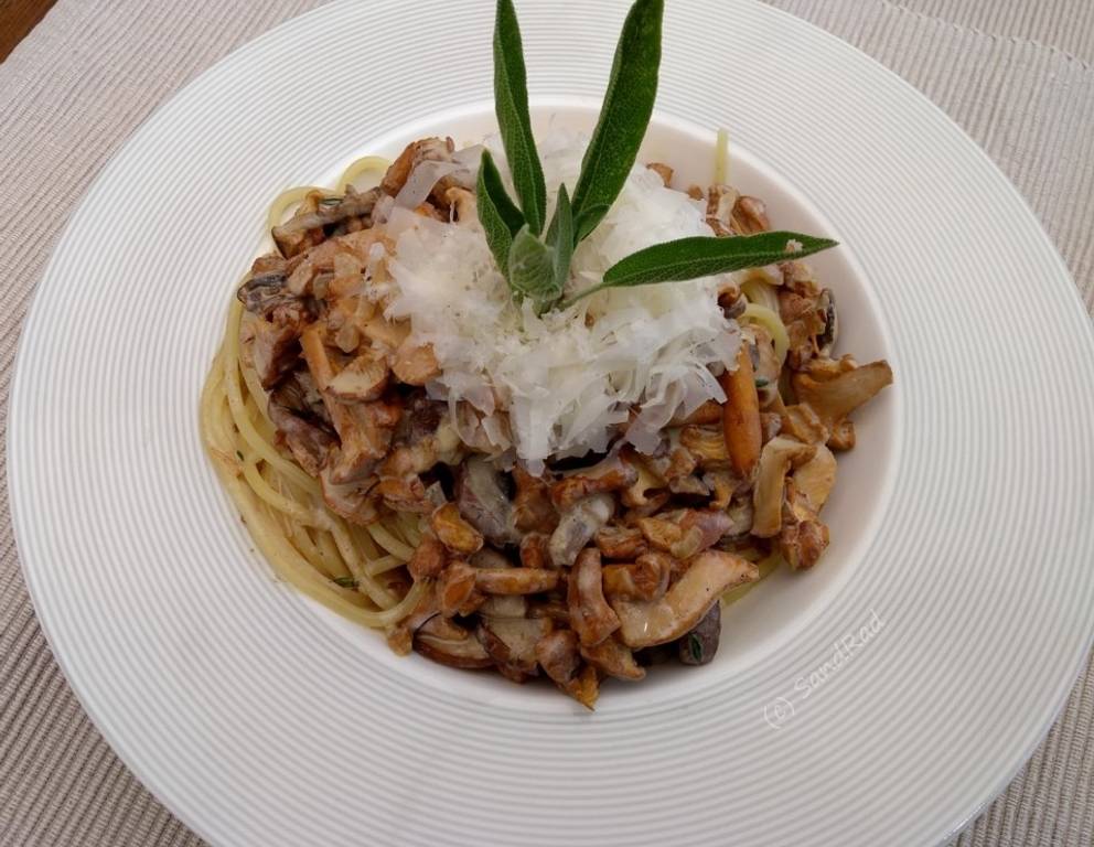 Rahmspaghetti mit Eierschwammerl Rahmspaghetti mit Eierschwammerl