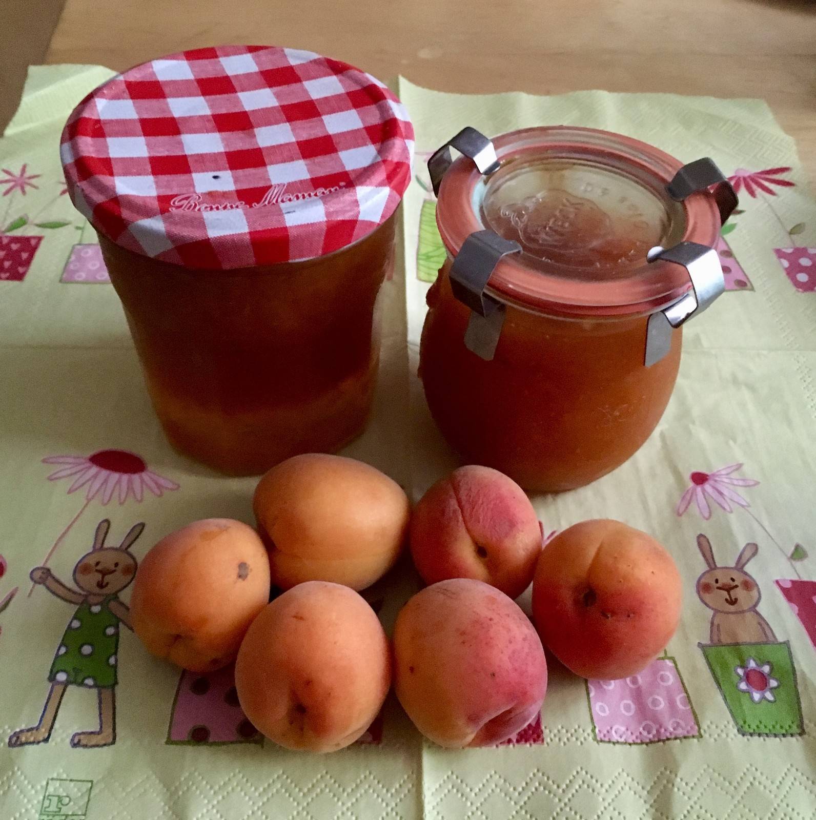 Marillenmarmelade mit Zitronenmelisse