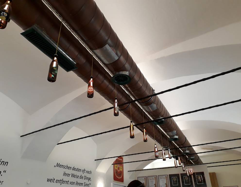...wo die Bierflaschen sogar von der Decke baumeln... ...wo die Bierflaschen sogar von der Decke baumeln...