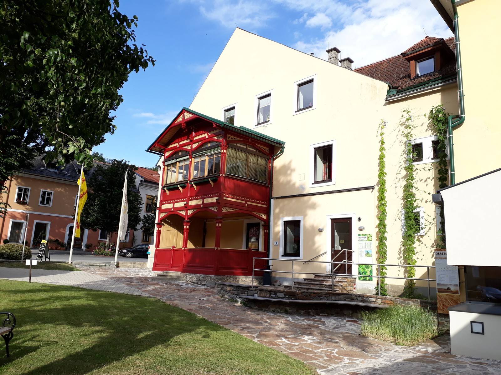 Schauen Sie mal: Rechts an der Hauswand gedeihen Hopfen & Gerste!