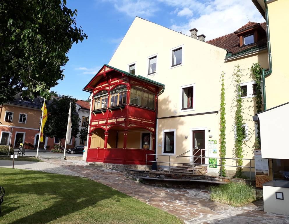 Schauen Sie mal: Rechts an der Hauswand gedeihen Hopfen & Gerste! Schauen Sie mal: Rechts an der Hauswand gedeihen Hopfen & Gerste!