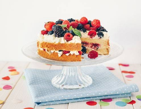 Beeren-Topfen-Biskuittorte Rezept