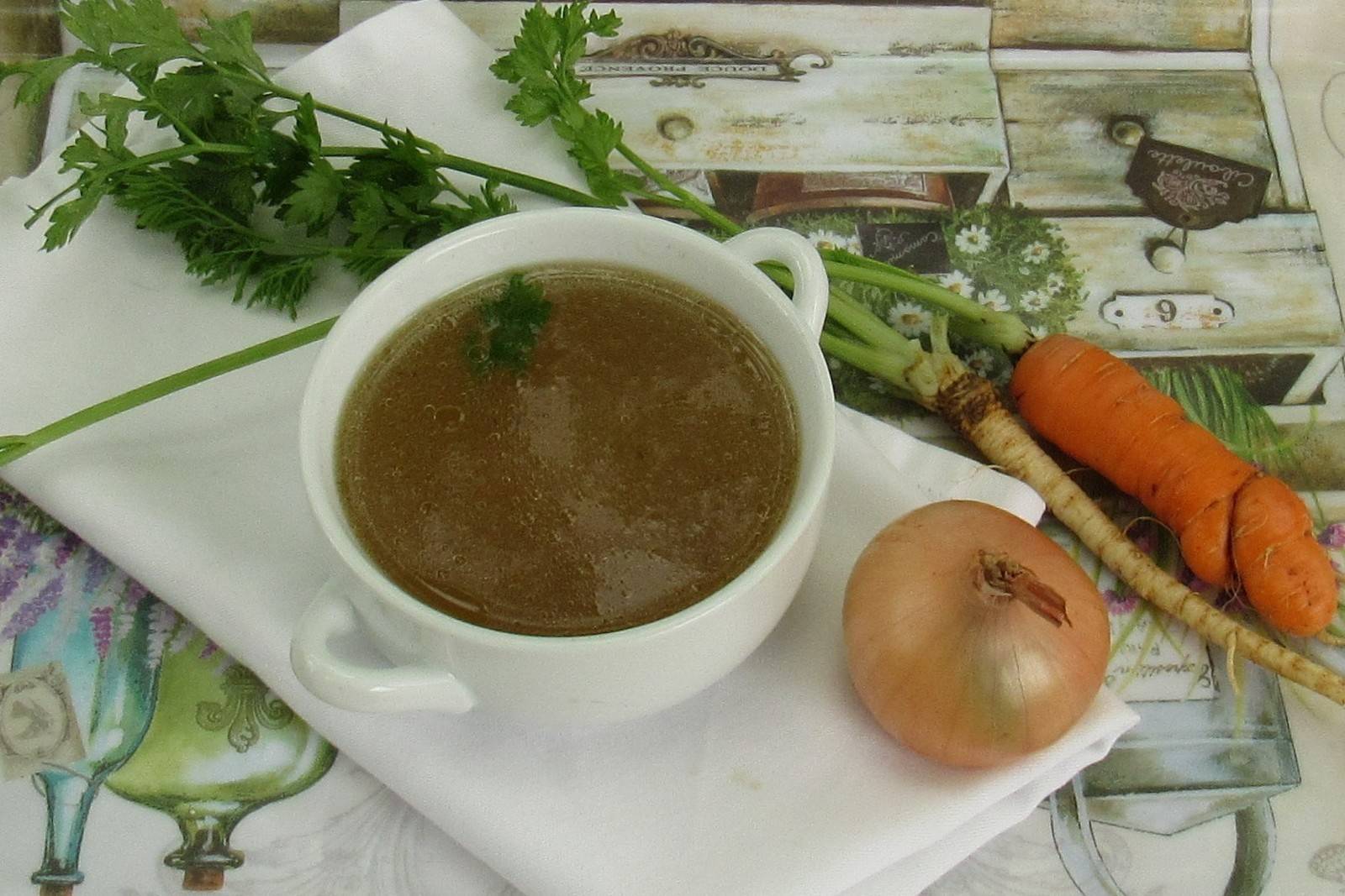 Grundrezept Hühnersuppe - ichkoche.at Grundrezept Hühnersuppe - ichkoche.at