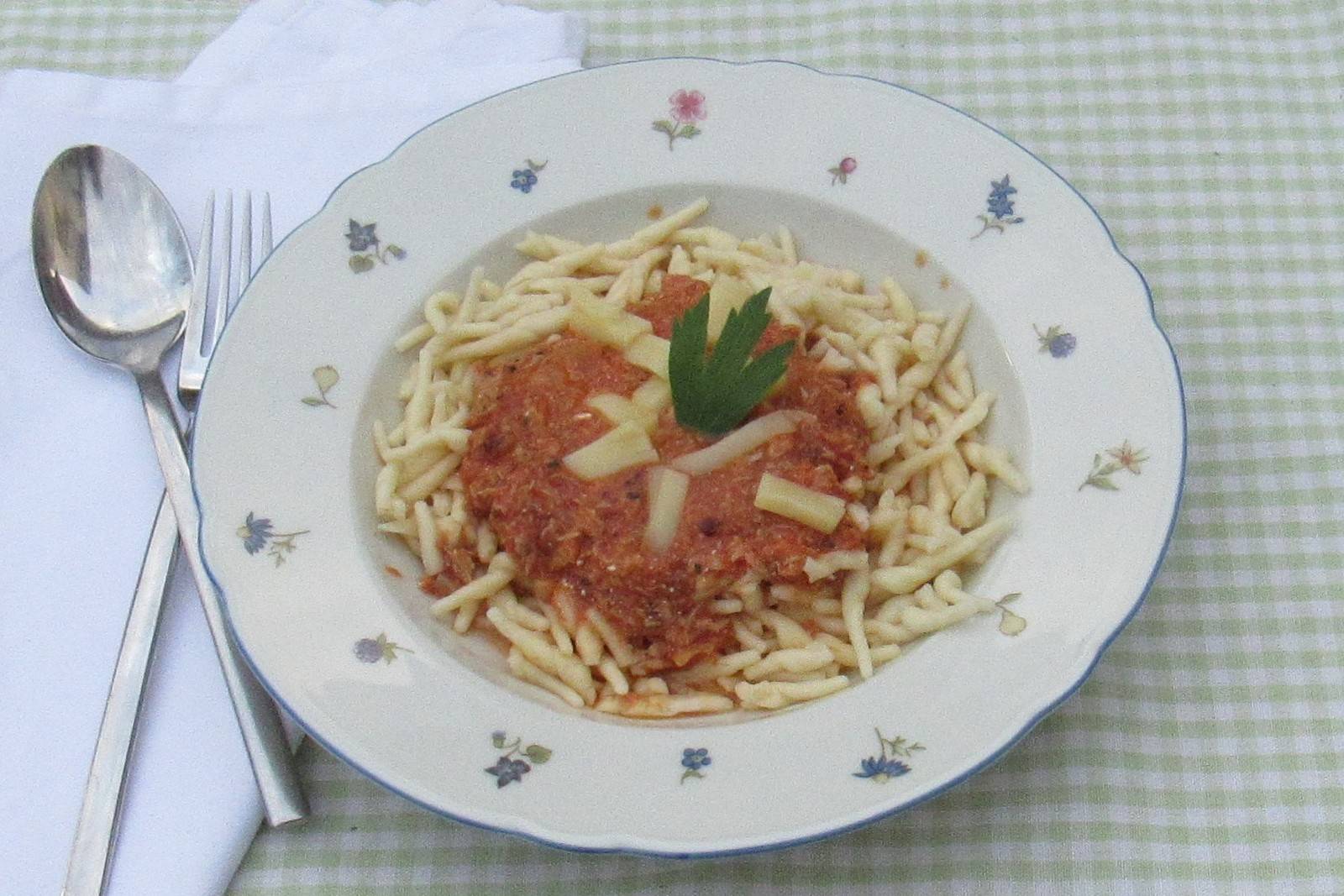 Nudeln mit Thunfisch-Paradeis-Sauce