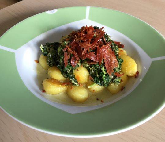 Gnocchi in Spinatrahmsauce mit Speck