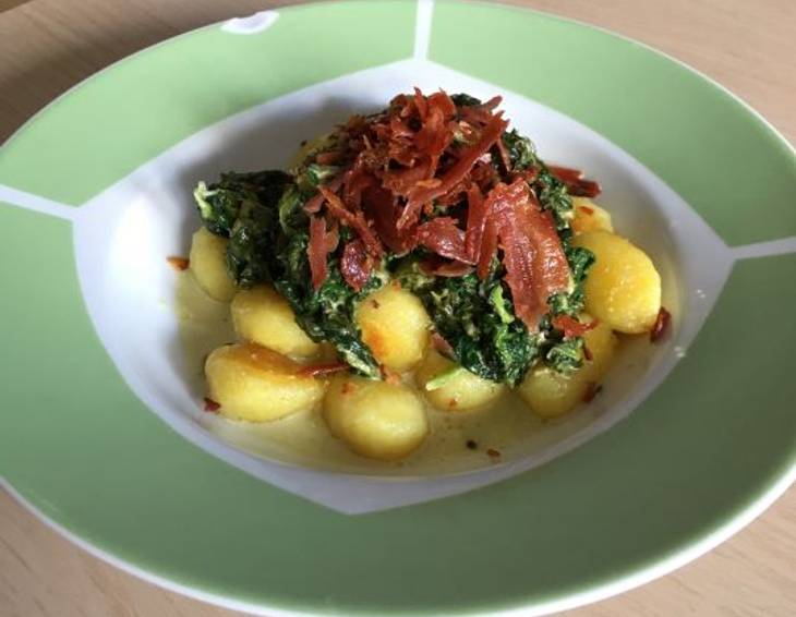 Gnocchi in Spinatrahmsauce mit Speck