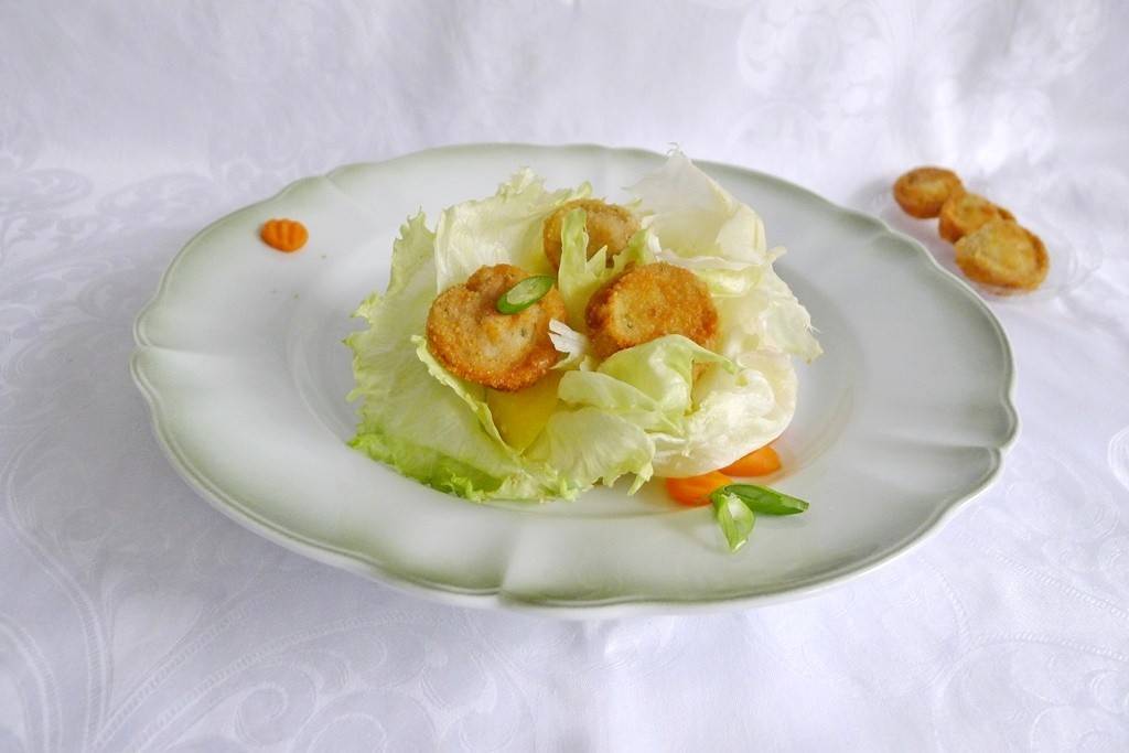 Gebackene Weißwurstradln mit Salat