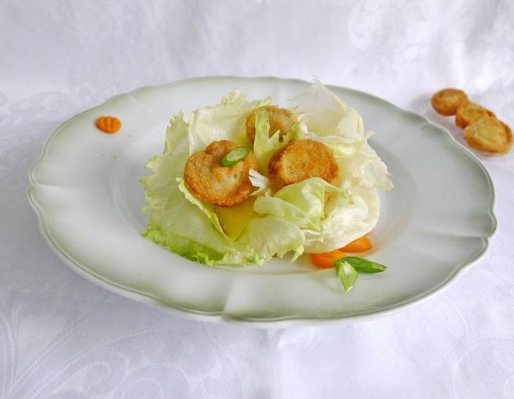 Gebackene Weißwurstradln mit Salat Gebackene Weißwurstradln mit Salat