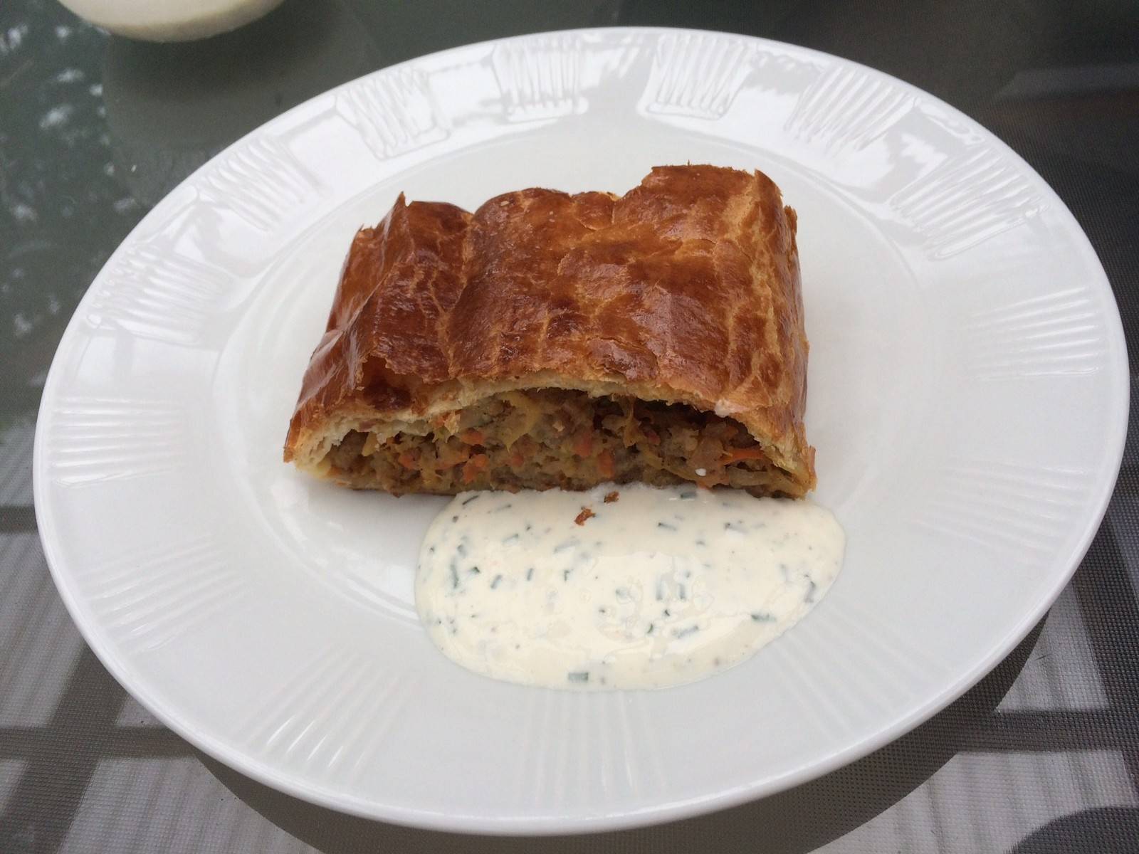 Gemüsestrudel mit Zwiebeln und Speck