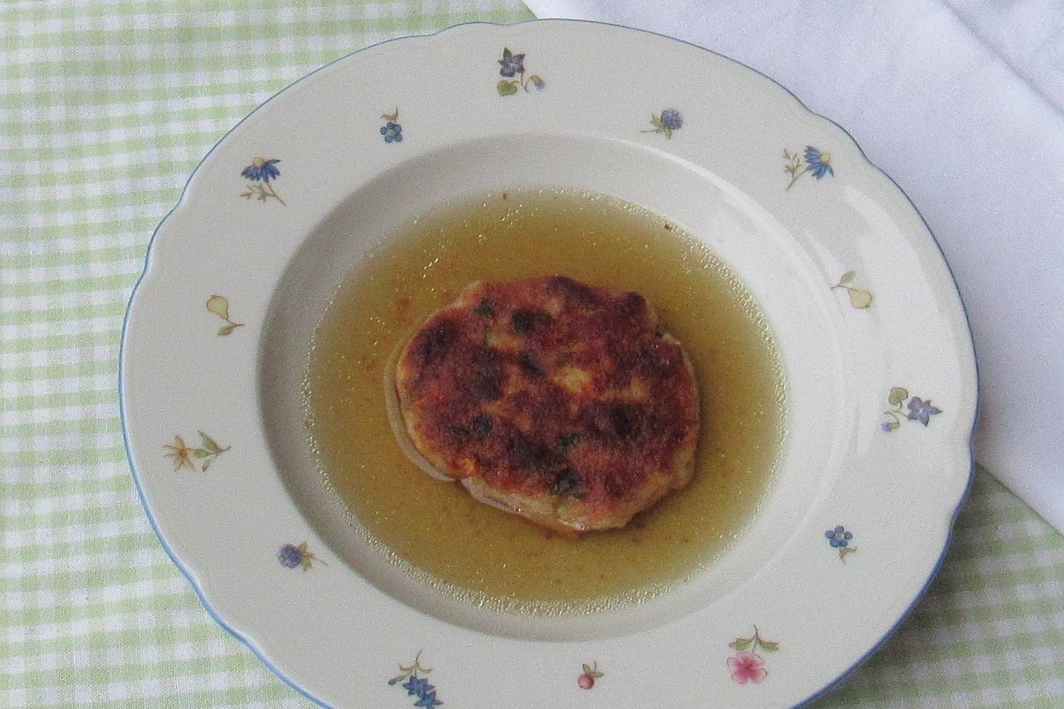 Kaspressknödel in Gemüsesuppe